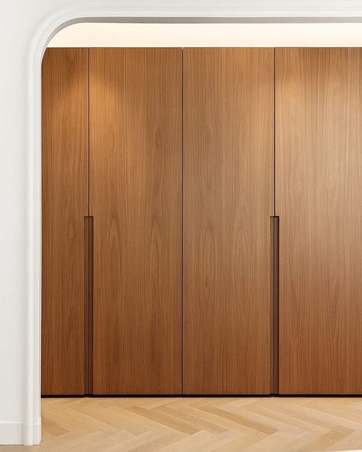 Wardrobe in oak veneer